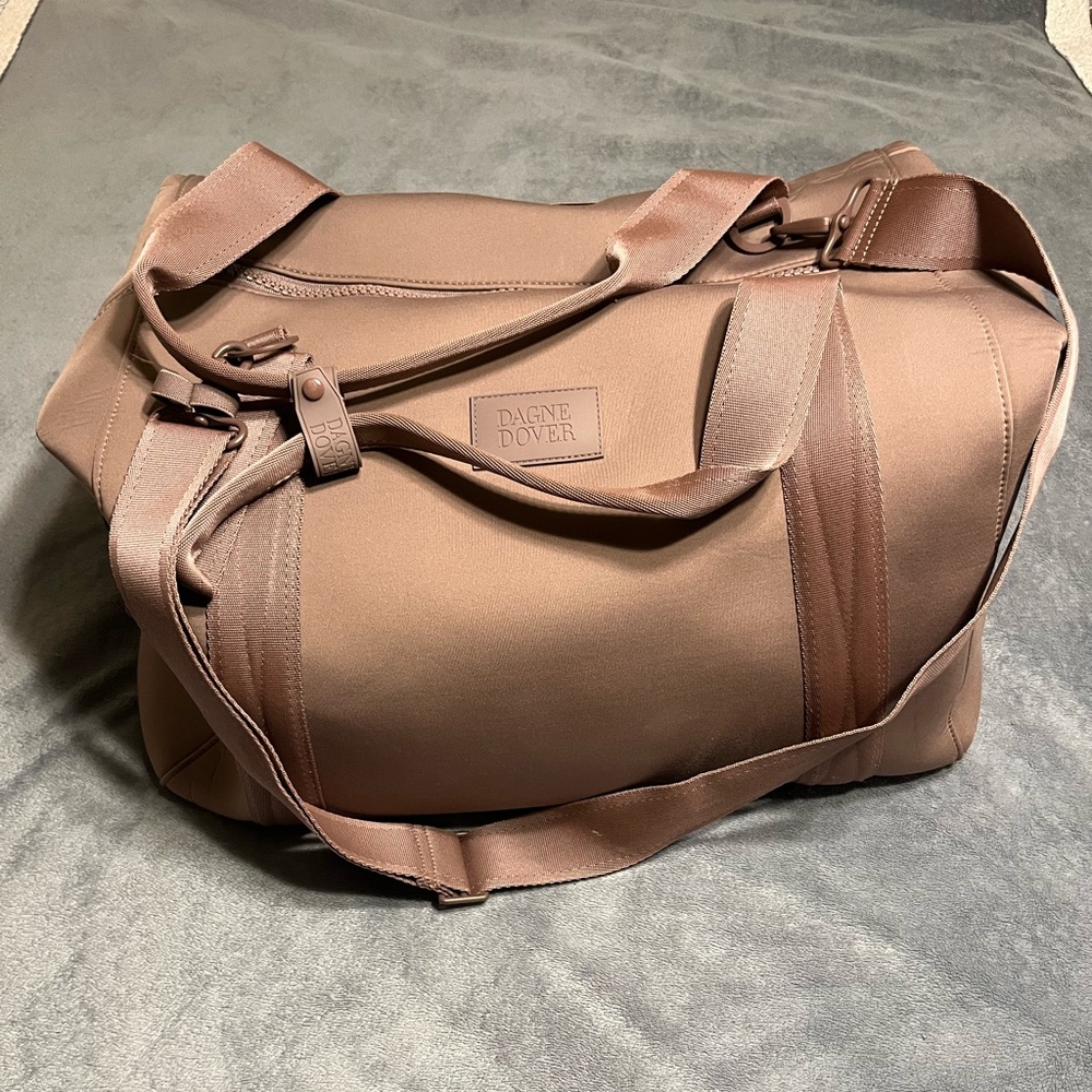 Dagne Dover LANDON NEOPRENE
CARRYALL BAG- LX in Dune color
